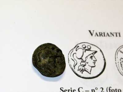 Un'altra oncia bronzea che raffigura Atena con un elmo corinzio