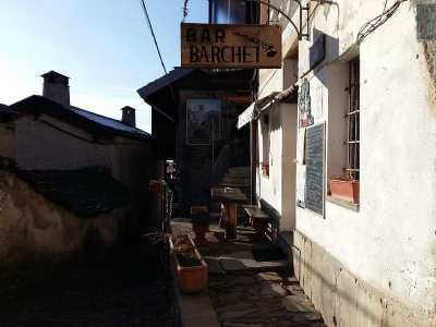 Tra i vicoli scopriamo persino un ristorante e un bar dotato di un tavolino in legno all'aperto solitario