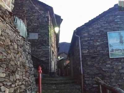 La minuscola frazione di Monteviasco, raggiungibile solo con la funivia o un sentiero di oltre mille scalini