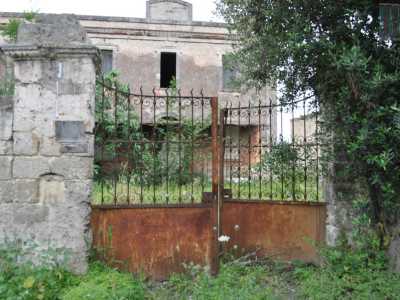 Ci� che vediamo su via Buozzi � un cancello aperto e arrugginito che separa il fabbricato dalla strada: su una colonna in pietra spicca una tavola di legno con il numero civico �48�