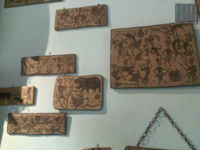 Incisioni in legno che raffigurano scene della vita quotidiana delle trib� africane: battute di caccia e scene di danza

