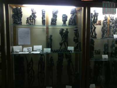 Statuette realizzate in ebano che rappresentano mostri e folletti