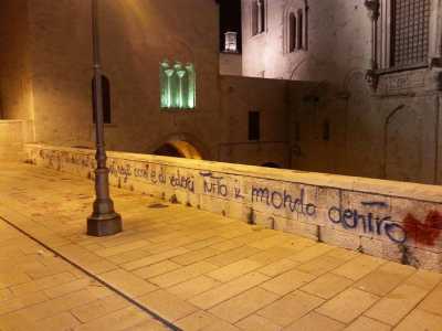 Le scritte sulla muraglia di Bari: sono l� da mesi