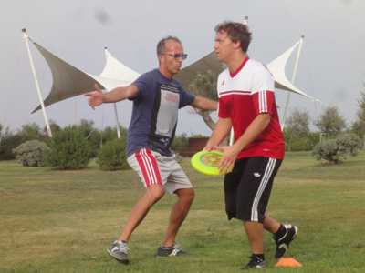 Un giocatore col frisbee tra le mani mentre viene marcato