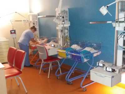 La squadra della terapia intensiva conta 12 medici (pi� qualche specializzando), una trentina di infermiere pi� altre figure come una psicologa e alcune puericultrici.  Una squadra che garantisce una cura 24 ore su 24 ai bambini ricoverati