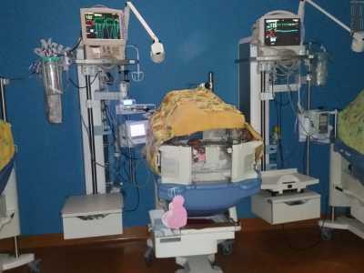 Un'incubatrice: ospita bambini che che hanno avuto �fretta di nascere�, ma anche piccoli affetti da malattie o la cui prematurit� rischia di portarli a problemi gravi e persino alla morte