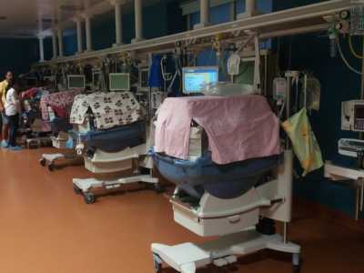 Il reparto, rinnovato un anno e mezzo fa, consta di 8 posti in terapia intensiva (per i casi pi� gravi o i bambini appena nati), 15 in �sub-intensiva� (per i bimbi che sono prossimi alla dimissione) e 2 posti di isolamento 