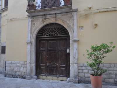 In strada Palazzo di Citt� � possibile scorgere due iscrizioni su altrettanti palazzi: il primo � Palazzo Tanzi