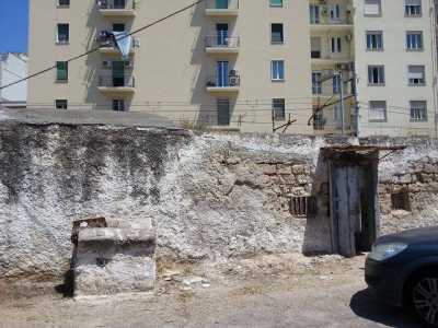 Uno degli ex depositi che si affacciano sulla ferrovia, ormai inagibili, ma fino a dieci anni fa utilizzati