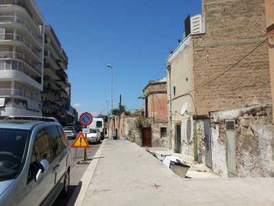 Via Oberdan, sulla destra edifici mal ridotti