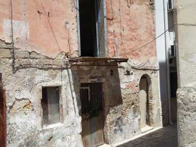 L'inizio della viuzza senza nome che incrocia via Oberdan