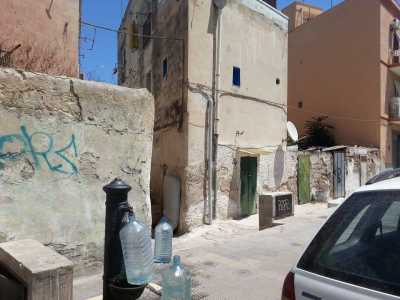 La fontana tra gli edifici diroccati
