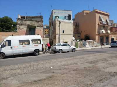 Gli edifici diroccati visti da lontano