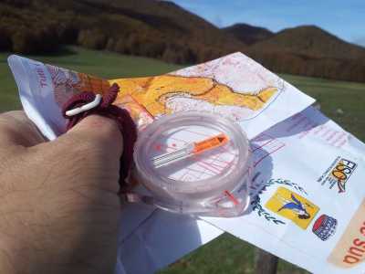 Mappa e bussola, strumenti fondamentali per potersi orientare