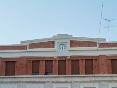 L'orologio sulla facciata della stazione Ferrotramviaria in via Napoli a Bari