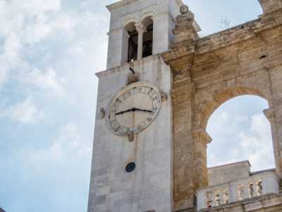 L'orologio dell'antico palazzo del Sedile in piazza del Mercantile a Bari