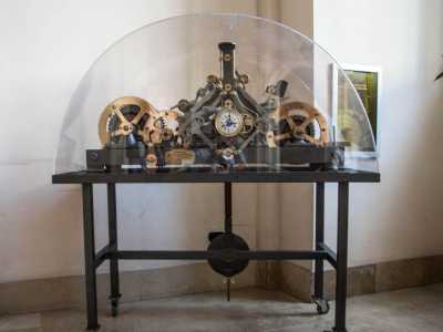Il meccanismo del vecchio orologio della Camera di Commercio di Bari