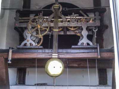 Il meccanismo che muove l'orologio della Prefettura di Bari