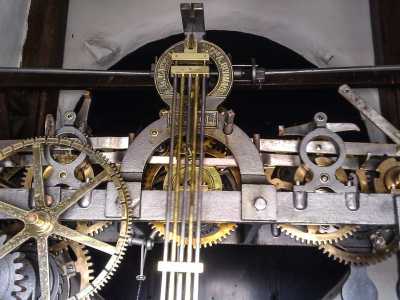 Gli ingranaggi dell'orologio della Prefettura di Bari