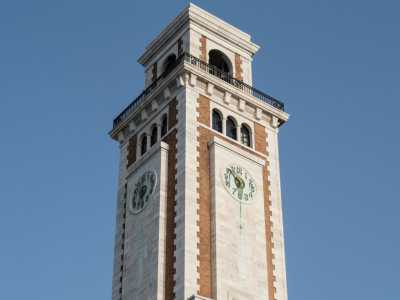 La torre dell'orologio della Provincia di Bari