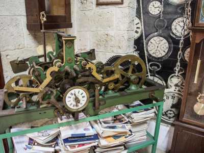Il meccanismo del vecchio orologio della scuola Garibaldi in via Manzoni a Bari