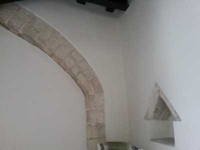 Arco ed edicola cinquecenteschi inizialmente allocate all'esterno e poi inglobate in Casa Piccinni