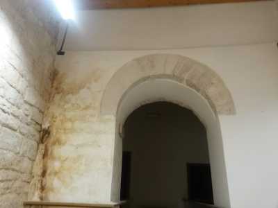 Arco con tracce evidenti di umidit�