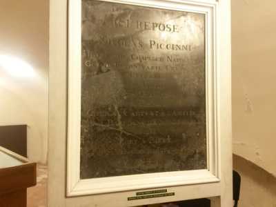 Fronte della lapide di Piccinni