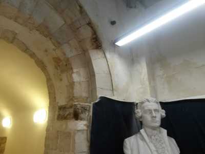 Particolare della statua e del muro corroso dall'umidit�