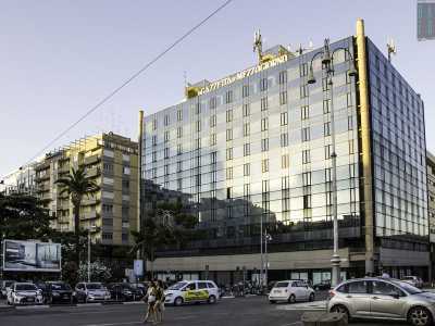 Al suo posto, all�angolo tra piazza Aldo Moro e via Caduti di via Fani, fu eretto un edificio a vetri di dubbio gusto estetico che si trova ancora oggi in quel punto. Ospita uffici e negozi e dal 2015 anche la redazione della Gazzetta, che � ritornata da due anni di fronte alla stazione, nel �luogo del misfatto�