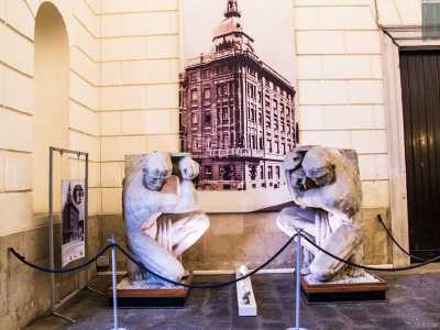 Nell'androne del municipio barese � stata adibita una sorta di camera mortuaria dedicata al Palazzo della Gazzetta, abbattuto nel 1982. Ci sono immagini in bianco e nero della struttura e soprattutto i quattro telemoni...