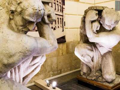 Oggi non sorreggono pi� nulla e la tensione dei loro muscoli splendidamente definiti risulta un inutile sforzo