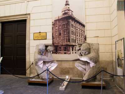...sculture che originariamente erano inglobate nei vani delle finestre a pianterreno con la funzione simbolica di portare sulle proprie spalle tutto il peso dell�imponente edificio