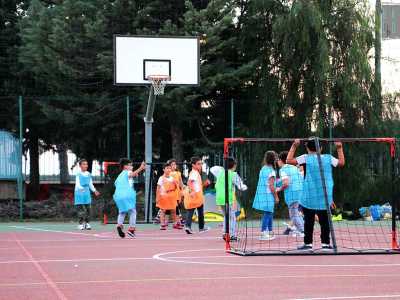 Appena arrivati notiamo subito che sono in corso due partite. Nella prima, che si svolge in una met� del campo da basket della chiesa, bambini e bambine dai 5 ai 7 anni stanno giocano tutti sorridenti istruiti dal loro allenatore