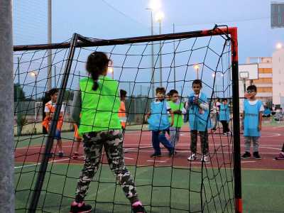 Un bambino, davanti al portiere, intento a battere un rigore