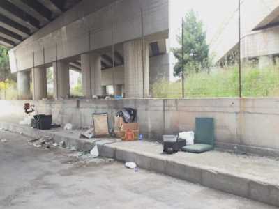 La strada ripulita qualche giorno prima, gi� nuovamente invasa da rifiuti speciali 