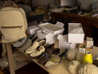 Ad Altamura il 35enne Filippo Clemente con la sua associazione �Pecore attive�, si � messo in testa recuperare la lana degli ovini che di solito viene buttata. La utilizza per produrre accessori come pantofole o zaini