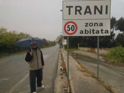L'arrivo a Trani sotto una pioggia battente