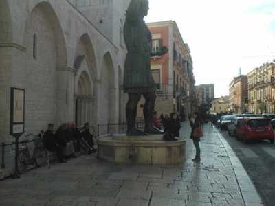 Sosta di fronte alla statua del Colosso di Barletta 