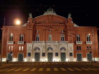 La facciata principale dello storico teatro Petruzzelli