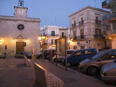 Da questo punto si apre largo della Croce, indicato come �Nmezz�a chiazz� (�in mezzo alla piazza�): qui la mattina presto si radunavano coloro che dovevano andare a lavorare in campagna