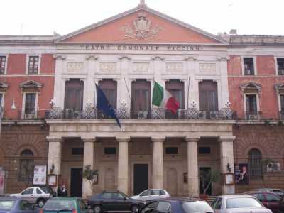 La facciatadel teatro Piccinni su corso Vittorio Emanuele, tuttora chiuso per lavori di ristrutturazione