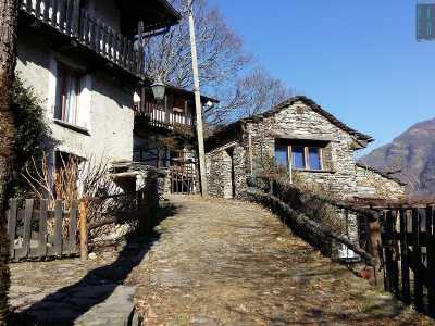 Visitiamo Piero, frazione che conta appena 15 abitanti ed � bagnata dal Giona, il principale torrente che solca la valle e nasce dal monte Tamaro, nel Canton Ticino