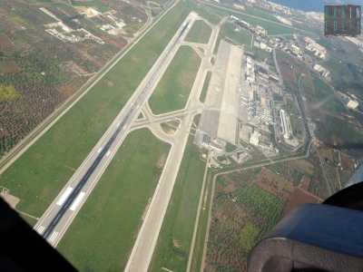 La pista dell'aeroporto di Bari vista durante il decollo