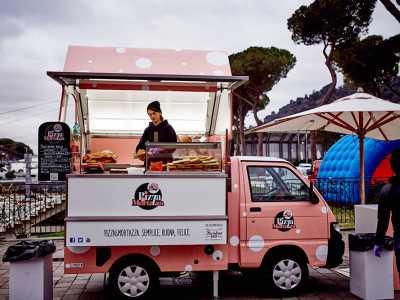 Il camioncino � facilmente riconoscibile dai colori rosa e bianco riconducibili all'aspetto della mortadella