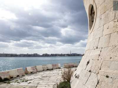 Il faro si presenta con la sua biancastra e bassa struttura circolare in pietra sormontata dalla lanterna