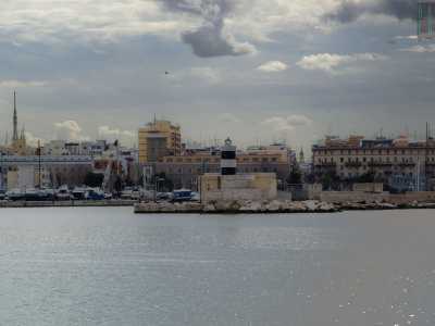 Il faro guarda da una parte il lungo molo foraneo e dall�altra il piccolo faro a fasce bianche e nere che si staglia sul molo Pizzoli