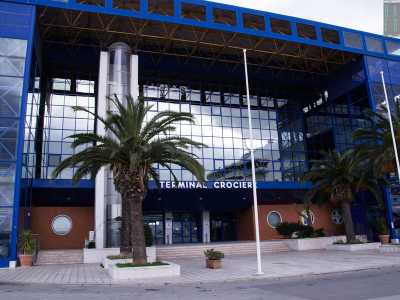 Il molo borbonico rappresenta ancora oggi la zona pi� trafficata: � qui del resto che si trova il Terminal Crociere