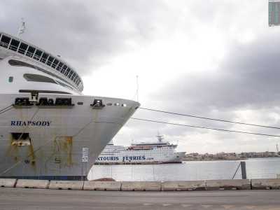Dal Terminal Crociere partono le grosse e imponenti navi da turismo che ci sovrastano con la loro mastodontica mole