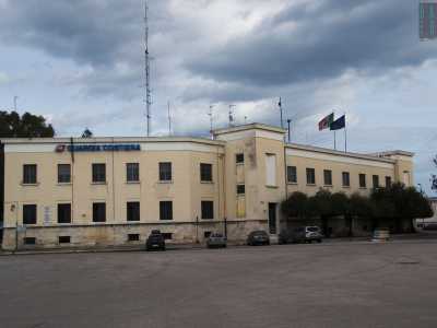 Sulla banchina situata tra il molo borbonico e quello di San Vito si sviluppa la �vita� del porto. Qui si trova la palazzina a due piani della Guardia Costiera, l� dove risiedono cinque militari con le rispettive famiglie